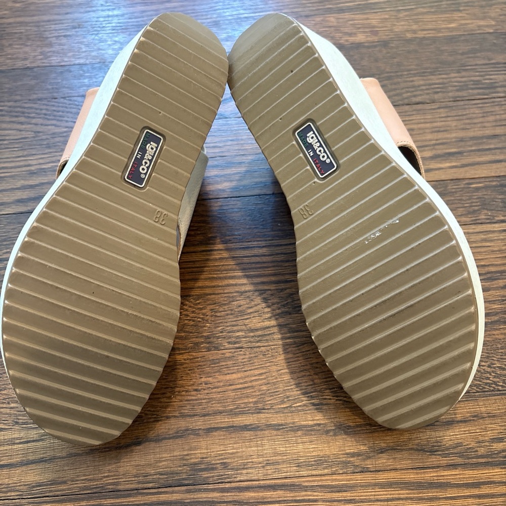 Chic Two-Tone Italian Leather Wedge Sandals - Picture 6 of 6